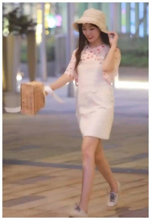 原创小姐姐真是甜过初恋啊草莓系t恤背带裙像个16岁的少女