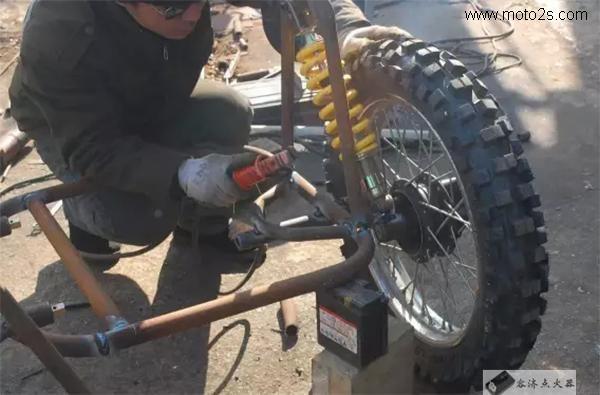 把两轮摩托车变成边三轮,你看,改装起来并不难