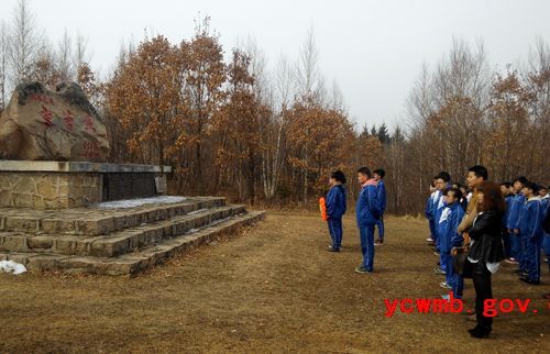伊春:翠峦区清明节前夕开展老营盘祭扫活动