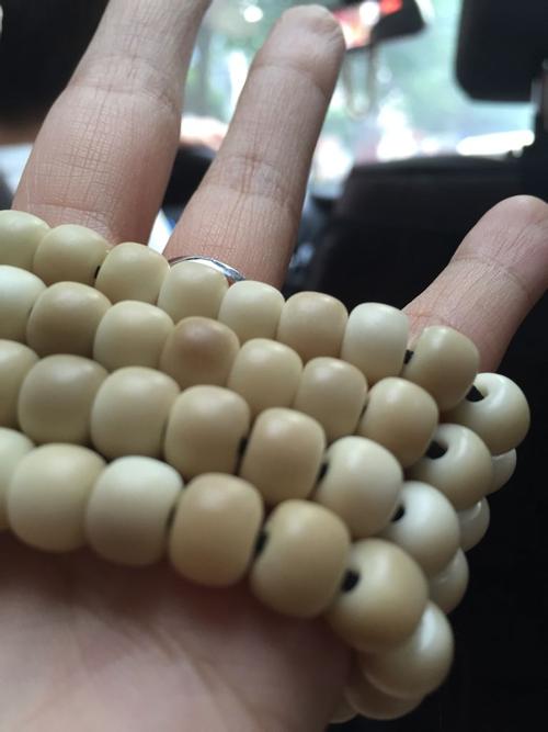 帮我看看这串白玉菩提品相如何,怎么盘