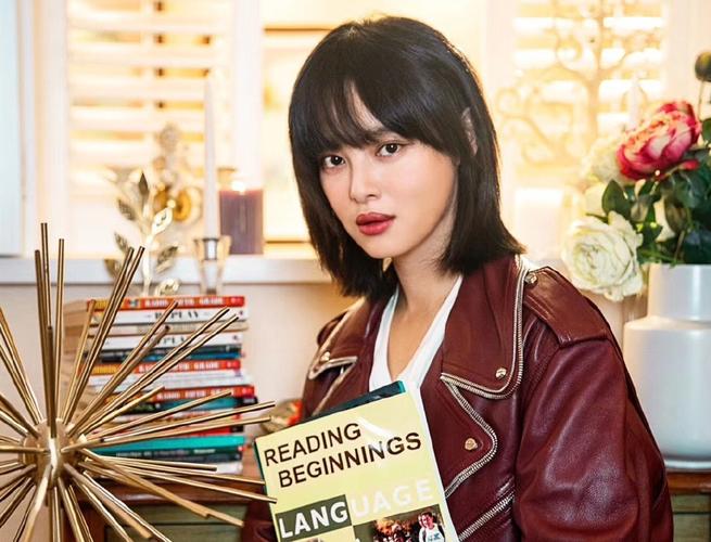 辛芷蕾新剧《带着爸爸去留学》私服,人如其名,帅气的女一号林飒