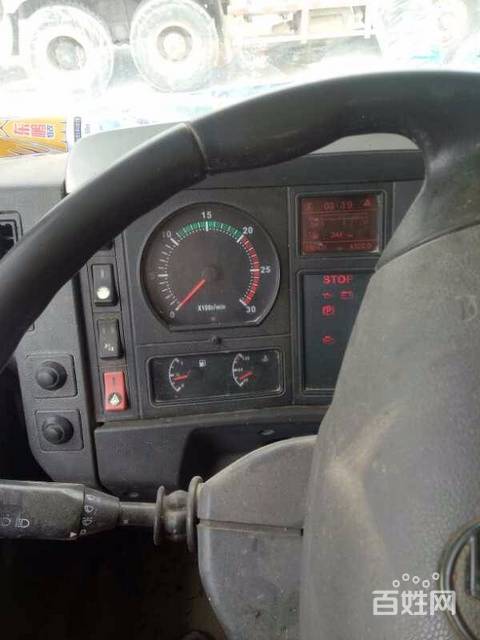 国三德龙后八轮水泥罐车现在路上跑