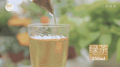 4,将泡好的蜂蜜绿茶水倒入装有水果的饮料袋中.