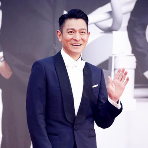 完美地凸显了身材轮廓,身材骨感迷人,发型也精致很多,而刘德华搭 配