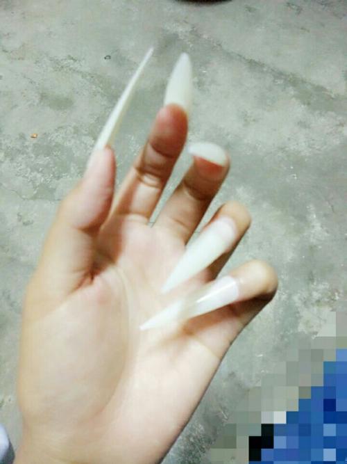 男生会喜欢像这样有长指甲的女生吗?