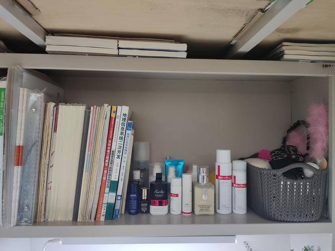 整理了一下宿舍桌面