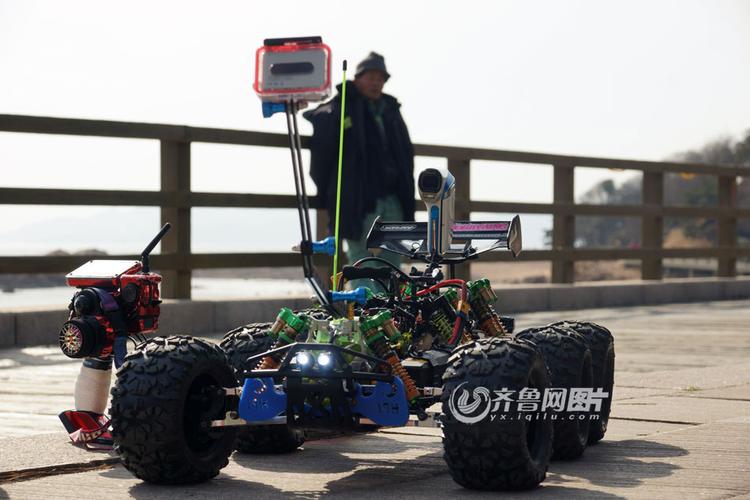 高清:沙滩惊现遥控大脚怪 6轮驱动似火星车