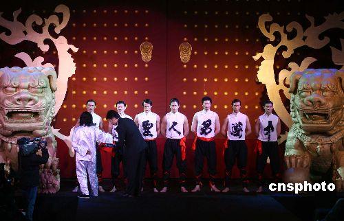 图:书法家在模特身上表演书法