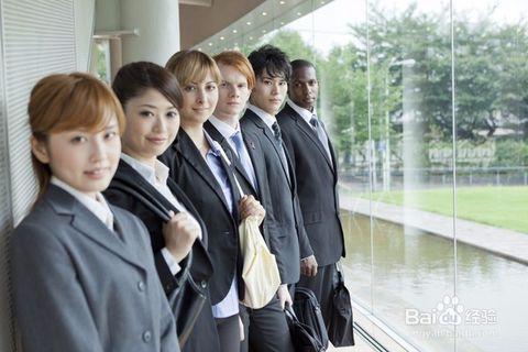 6  穿职业装,大家斜着站成一排,一样的动作和神态,这样拍摄出的小