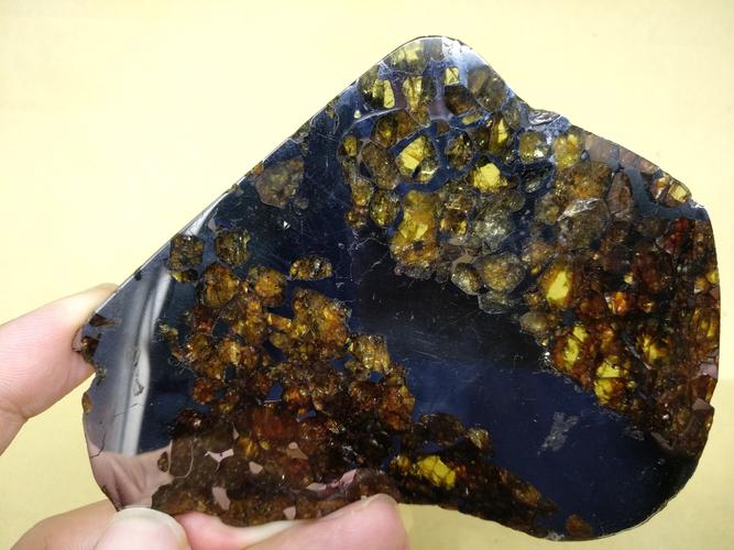 写美篇  俄罗斯随城橄榄铁陨石切片 (铁的特征突出,橄榄石的颗粒比