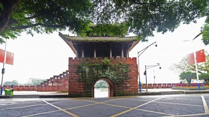 尚存的11座城门之一而铁牛门作为乐山古城墙上直接能到离大佛最近的