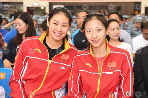 中国女排队员丁霞和颜妮.