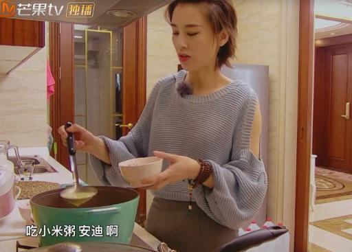 在《妈妈是超人》中,黄圣依一大早起来给安迪做早餐,母爱满满.