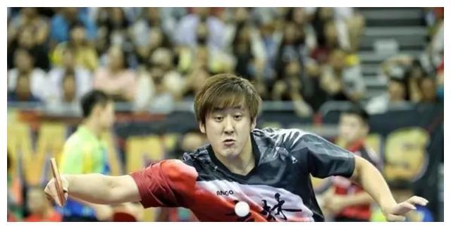 第三局,8-8之后,朱毅连续得分11-8拿下.朱毅就从马龙手中拿下了一局.