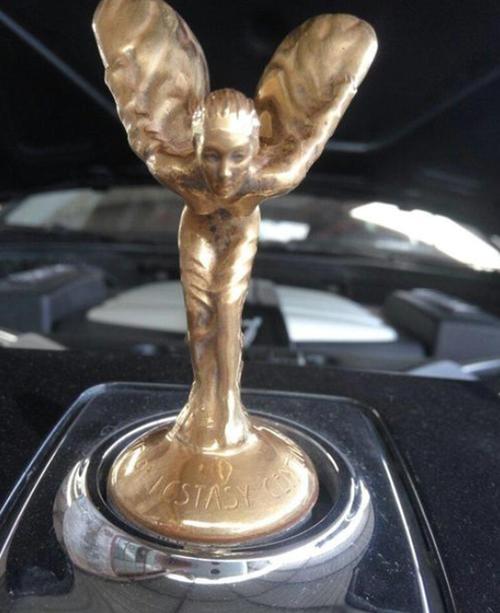 劳斯莱斯车标被熊孩子损坏车主索赔24万家长最多赔500