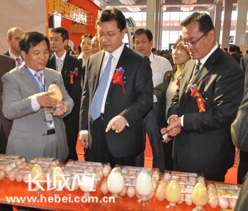 邯郸市副市长武卫东(中)与广平县委书记李书生(右)一同参观.