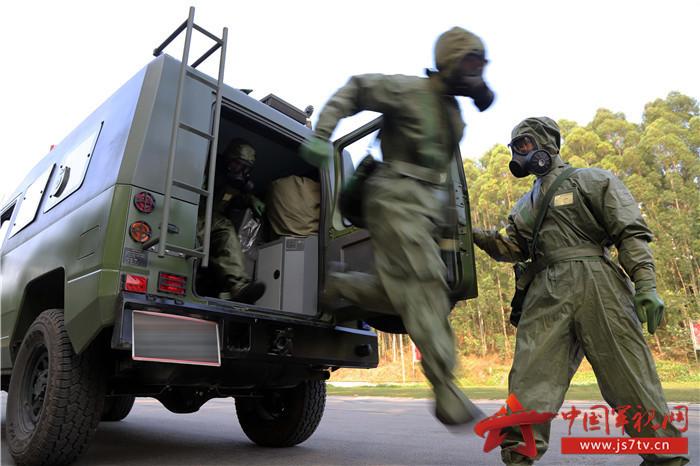 生死线上的逆行者实拍武警防化分队实案演练