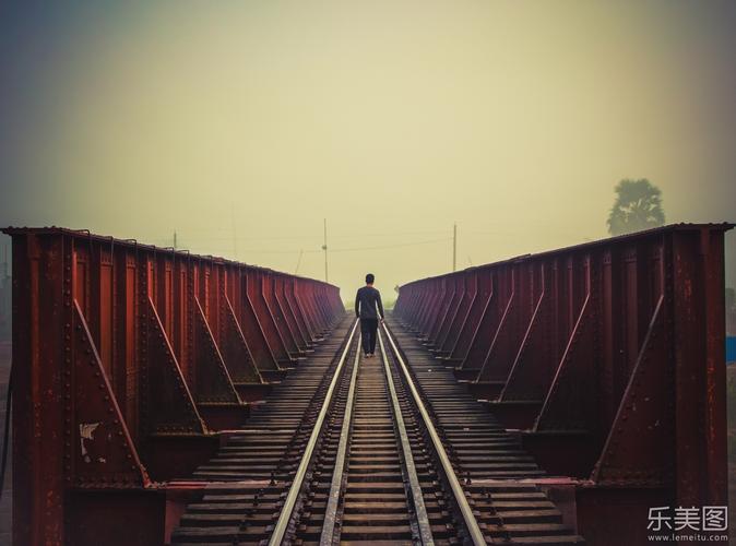人物摄影_孤独行走在铁道上的人