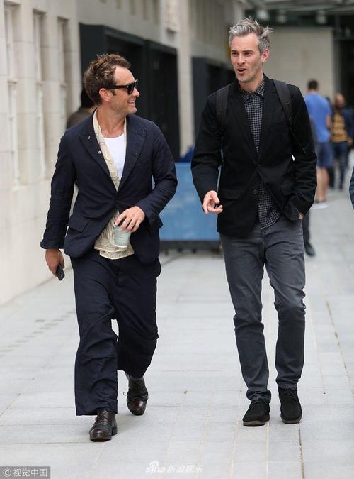 组图:裘德洛裤子掉档变"短腿星人" 发际线令人心碎