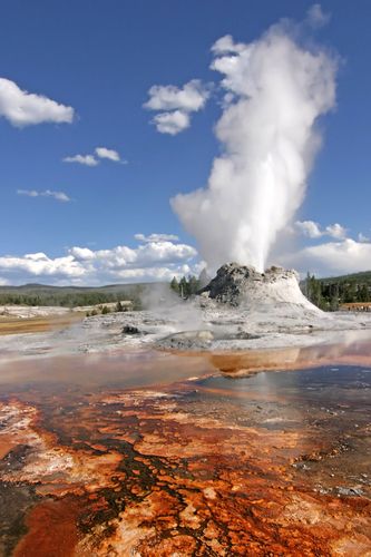 美国黄石公园火山持续放热柏油路开始融化组图
