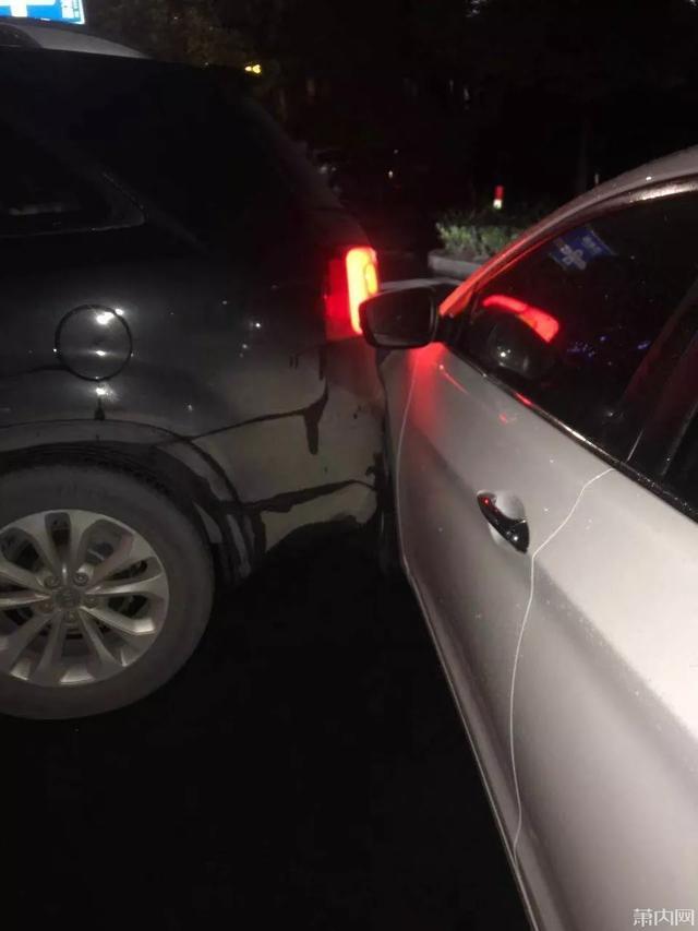 行车记录仪画面及事故现场照片▼行车记录仪画面引发网友热议,有人说