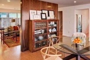 现代客厅博古架效果图