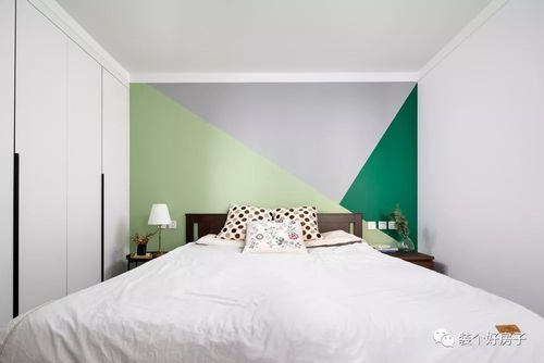 卧室作为休息的空间,在设计上以简约舒适为主,床头背景墙采用几何色块
