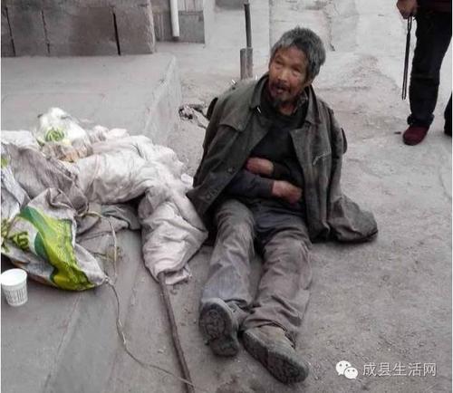 来往路人看见路边衣衫褴褛的老人,都不愿上千帮助,尽量避而远之,幸好