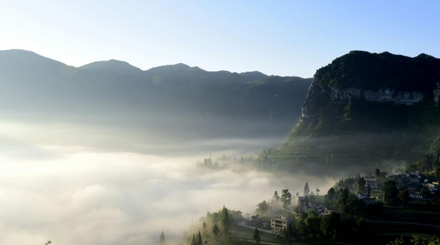 峰岩地处黔北高原大娄山脉桐梓境内,这里可以看日出的云海.