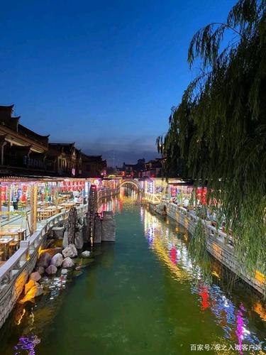 河北滦州:古城环城水系,灯光照射下的青龙河