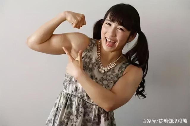 看看这充满力量感的肱二头肌,因为粗壮的手臂格外明显,所以她被很多人