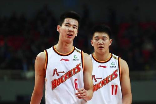 在前段时间,八一队队内爆发了极不和谐的一幕:队长雷蒙和主帅王治郅在