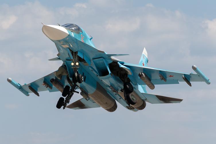 原创堪称最舒适的远程战斗机苏34战斗轰炸机是侧卫战斗机家族的另类