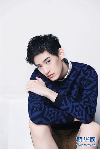 金泰焕首登封面奇妙男友散发多样魅力