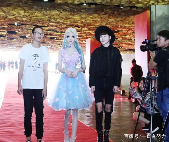 迪丽拉逛街被人认出,看到腿上的丝袜的时候,网友:厉害