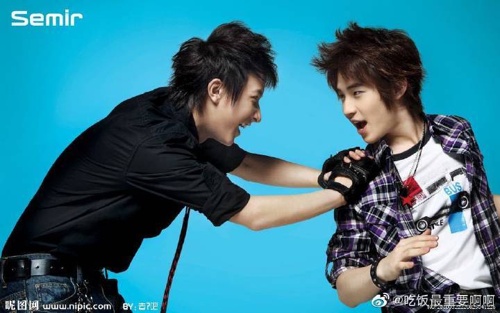 刘宪华的队里年纪最小的队员也是队里的小忙内,韩庚对小henry也非常