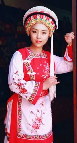 《白族姑娘服饰》