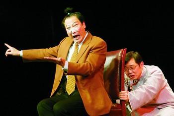 曲艺中的双簧,多由相声演员兼演.由甲,乙二人表演.