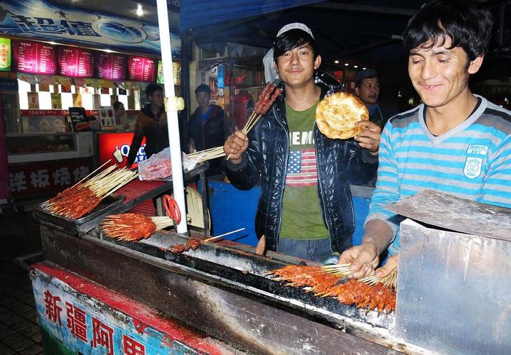 步行街上的新疆人