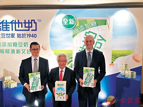 罗友礼(中)表示现时股价属正常.周晓菁 摄