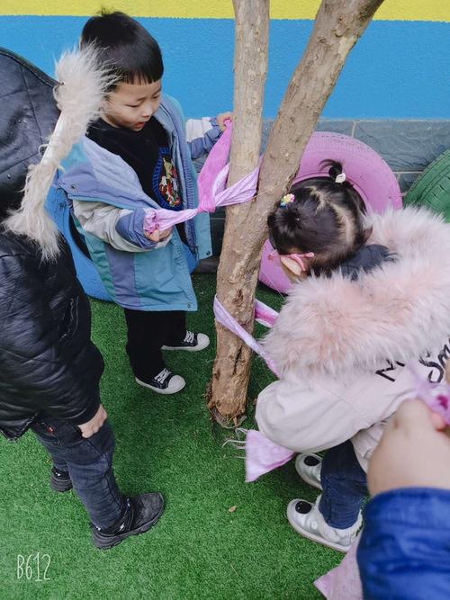 《我给小树穿冬衣》——七彩摇篮办园点