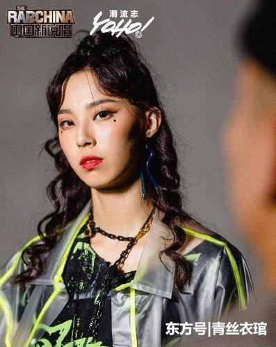 《中国新说唱》终于出现了绿茶女rapper,舞台上直接tuo外套
