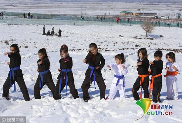 伊拉克青少年在冰天雪地中赤膊练习空手道