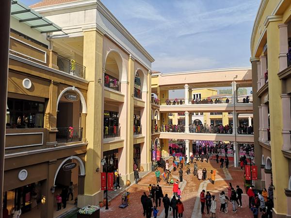 济南首创奥特莱斯开业首日人气爆棚