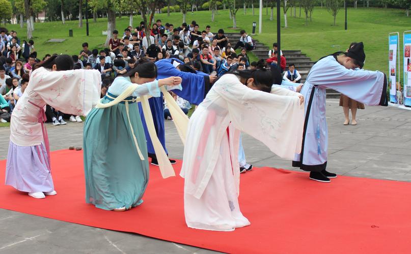 大学电气与电子工程学院在两江校区书香林广场举行了"再现汉服成人礼