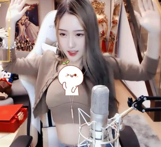 腐团儿直播时出现新动作,做扩胸运动,超管视而不见