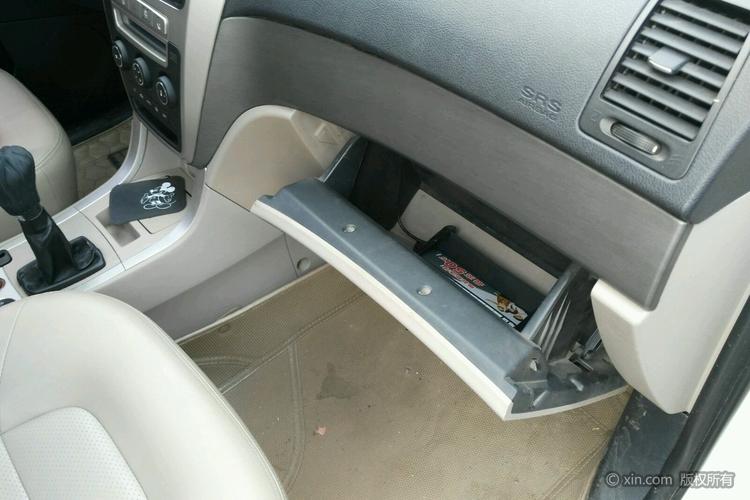 吉利汽车gx7副驾驶储物箱