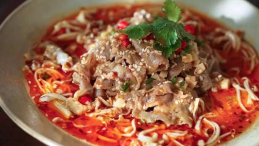 精选美食:猪耳拌瓜丝,麻辣金针肥牛,白菜炖豆腐,南瓜炖鸭块