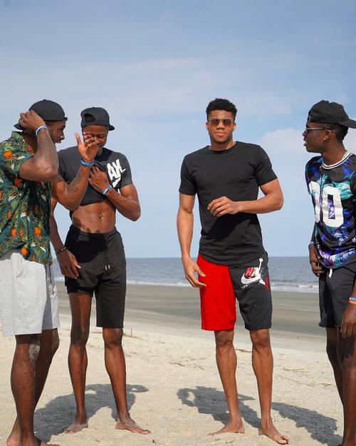 了个人社交媒体instagram晒出兄弟四人在海滩游玩的照片(见新闻配图)