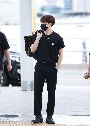 王嘉尔机场照这时候就要从王嘉尔那里学一招了,只要保持上下身同色.